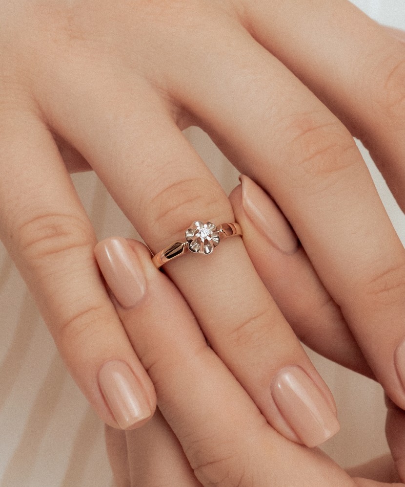 Gold ring with diamond