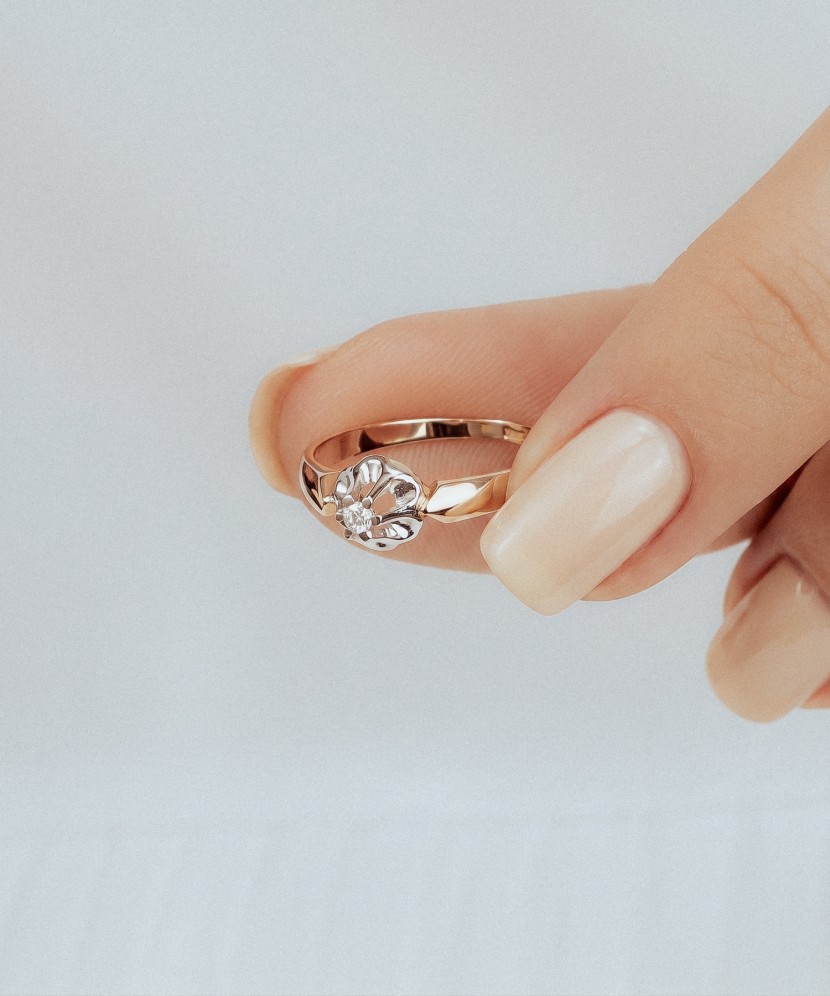 Gold ring with diamond
