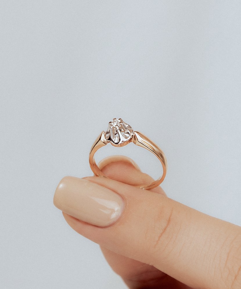 Gold ring with diamond