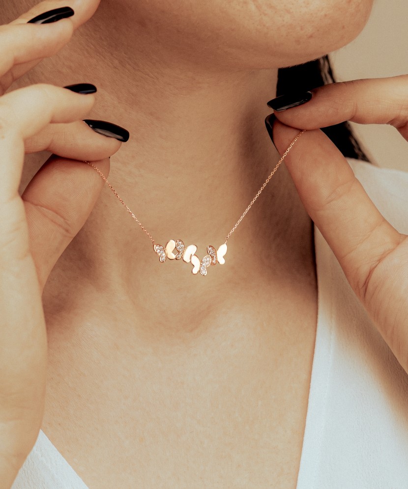 Gold chain with pendant