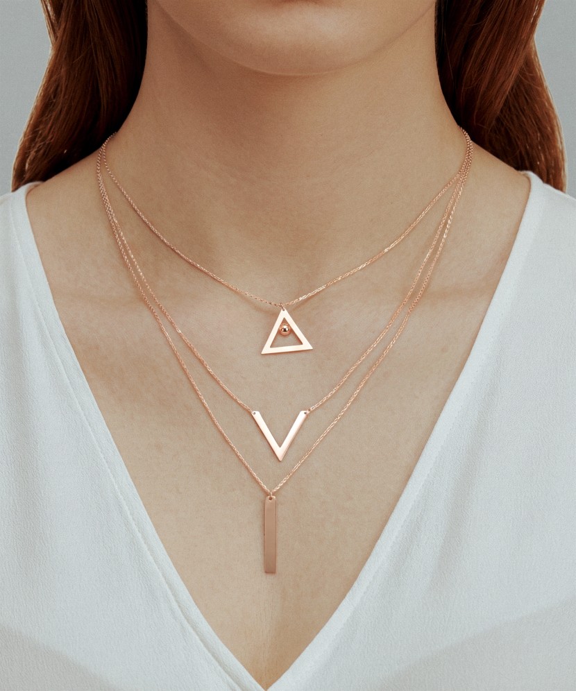 Kolminkertainen kultaketju riipuksilla