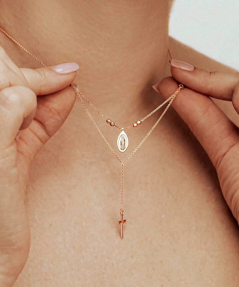 Kaksinkertainen Kultainen kaulakoru riipuksilla