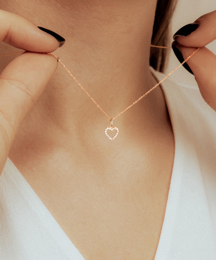 Keltainen kultariipustimanteilla