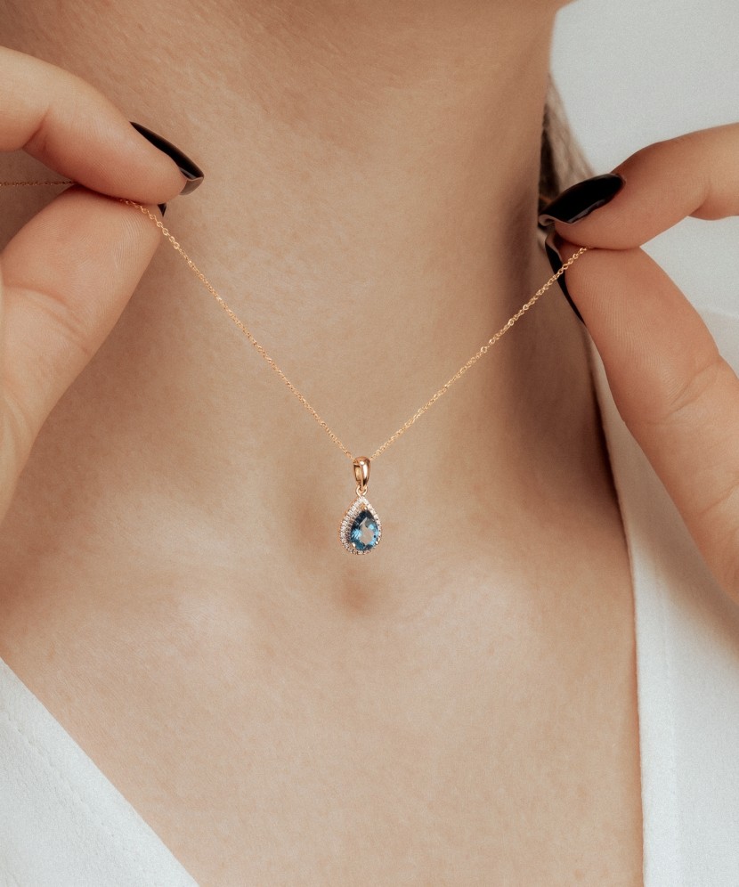 Kultainen riipus timanteilla ja Lontoon topaasilla