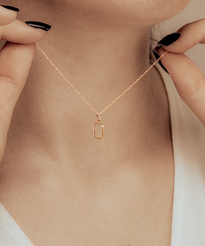 Kultainen riipus timantilla, kirjain U