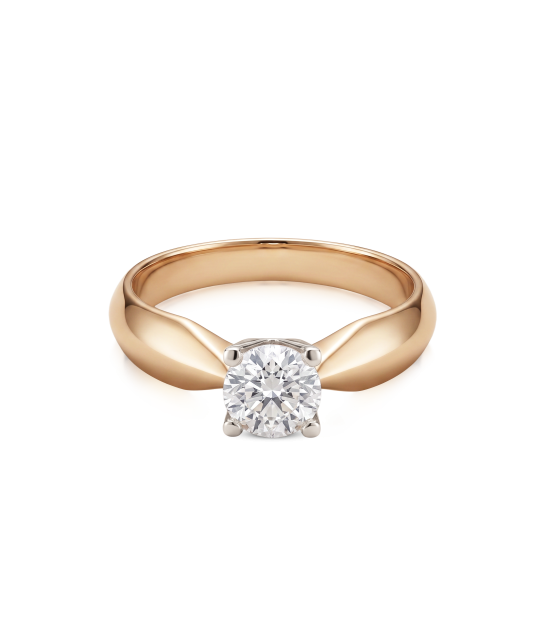 Gold ring with zirconium