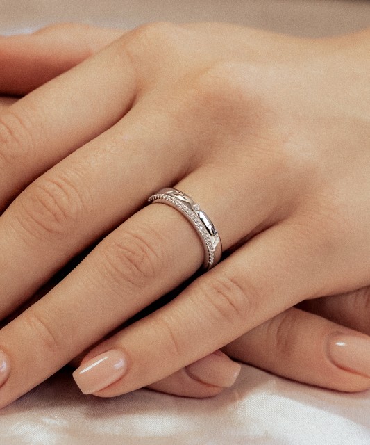Sterling silver ring with zircons