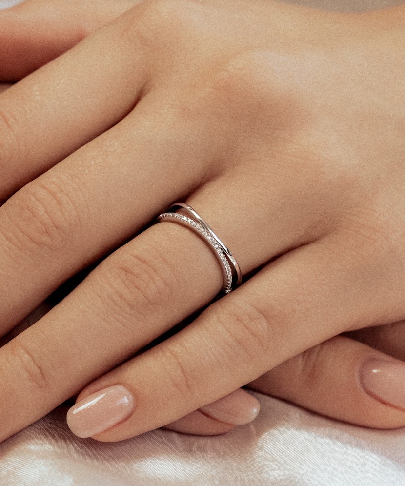 Sterling silver ring with zircons