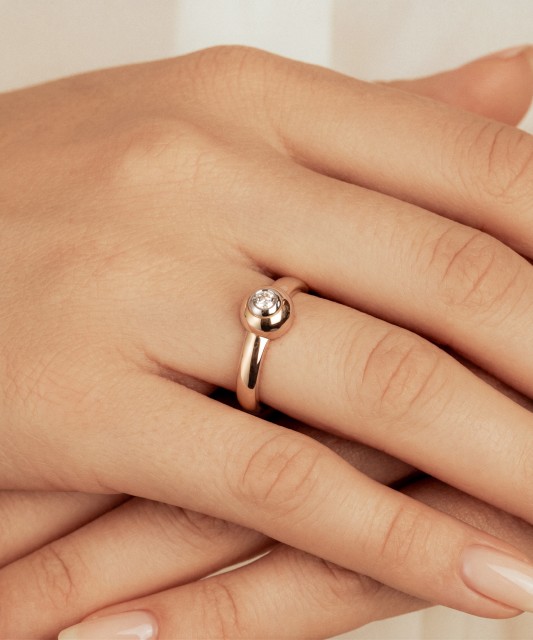 Gold ring with diamond