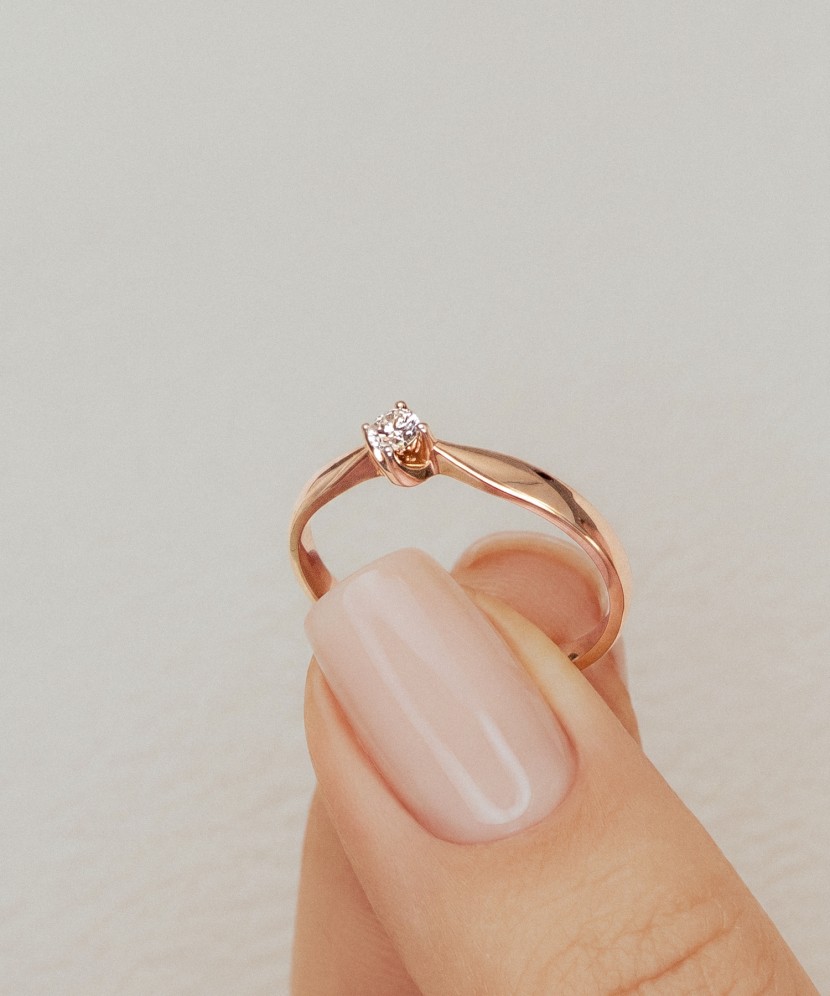 Gold ring with diamond