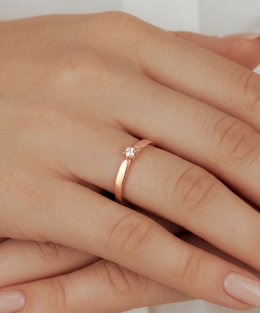 Gold ring with diamond