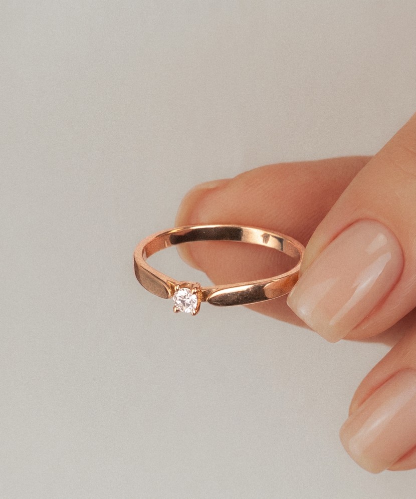 Gold ring with diamond