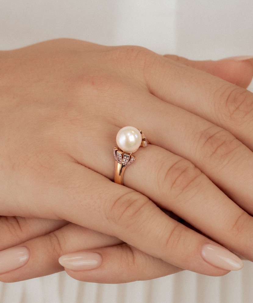 Gold ring with pearl and zircons