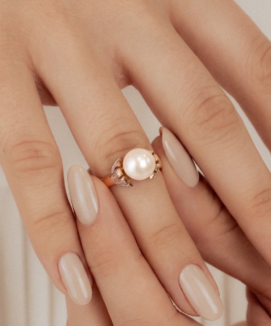 Gold ring with pearl and zircons