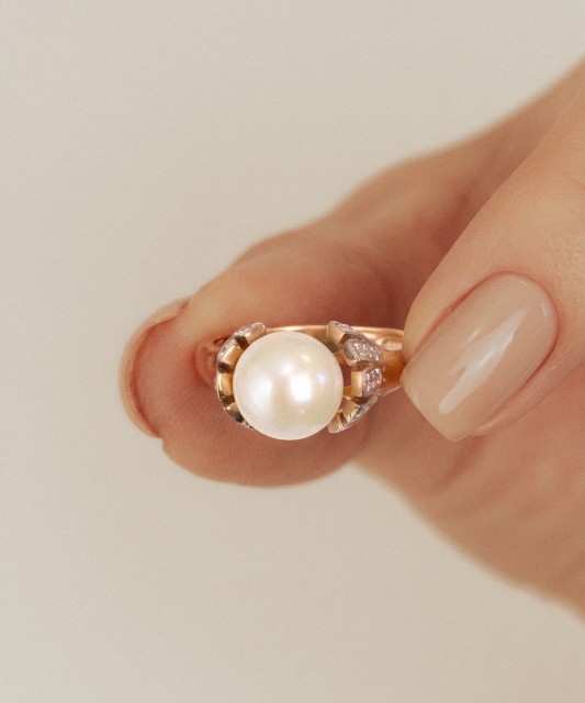 Gold ring with pearl and zircons