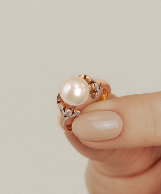 Gold ring with pearl and zircons
