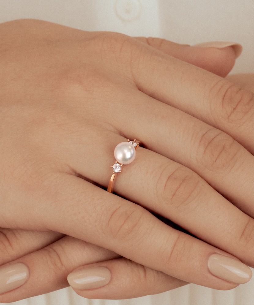 Gold ring with pearl and zircons