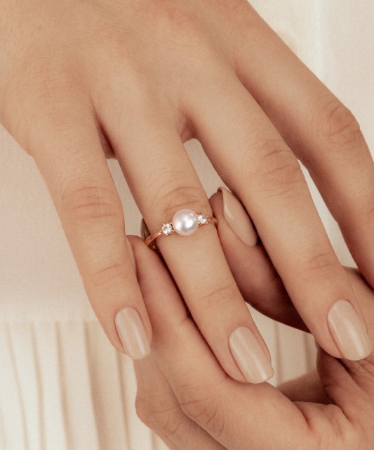 Gold ring with pearl and zircons
