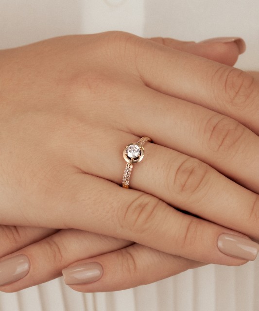 Gold ring with zircons