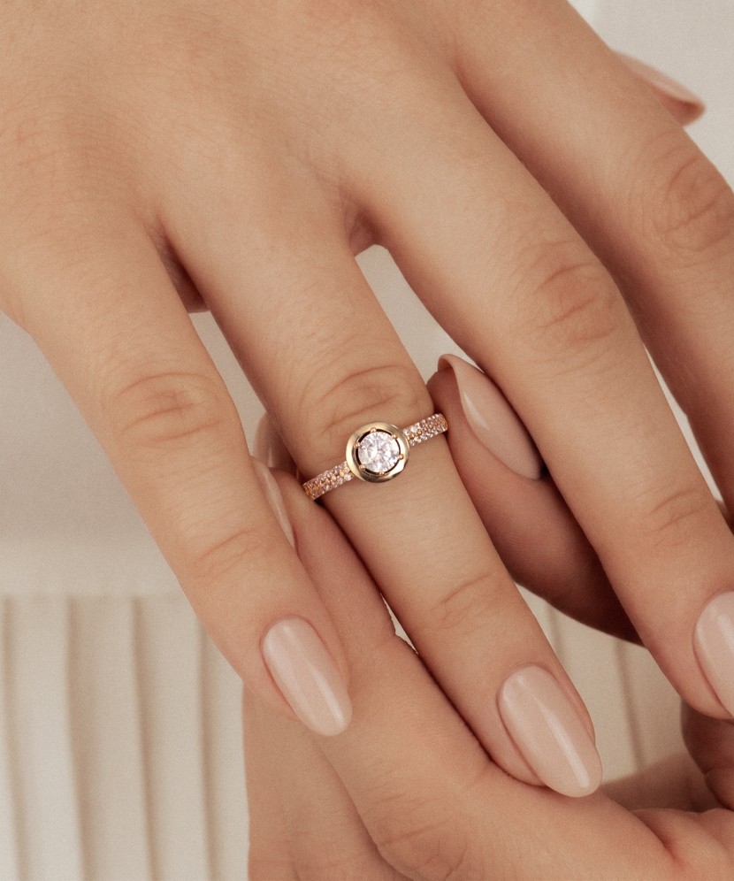 Gold ring with zircons
