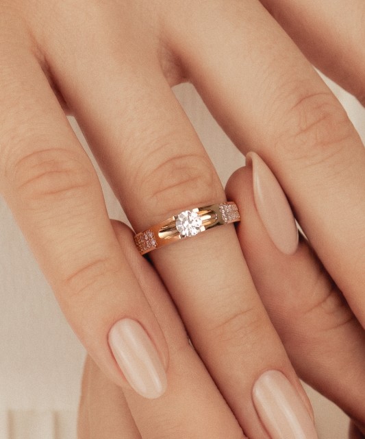 Gold ring with zircons