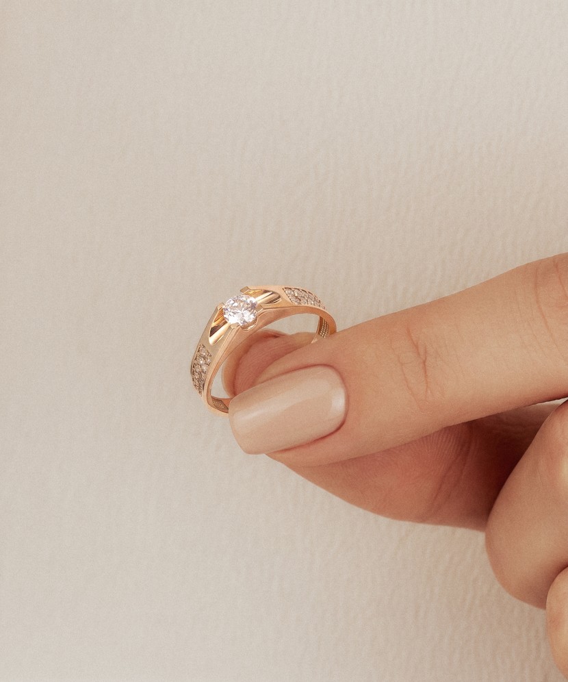 Gold ring with zircons