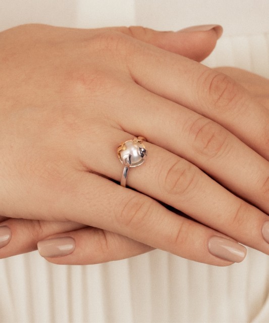 Gold ring with pearl