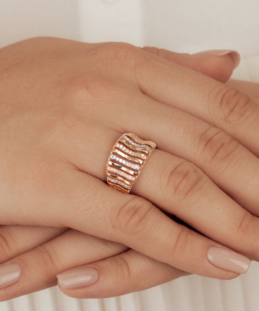 Gold ring with zircons