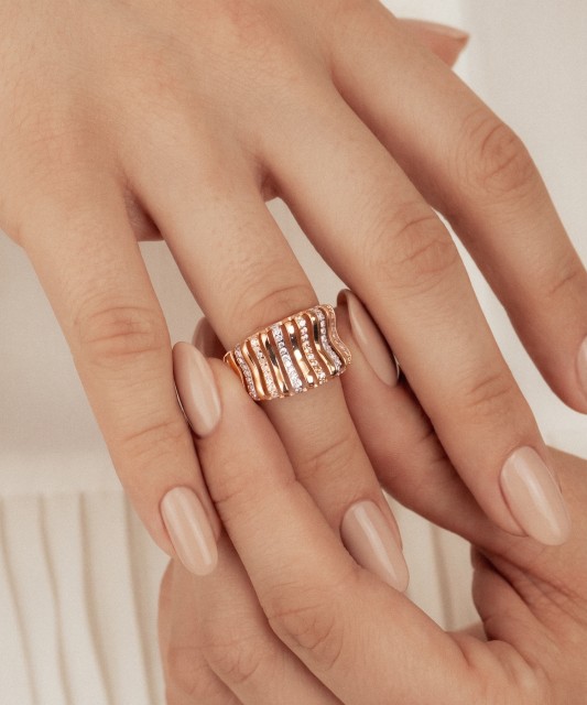 Gold ring with zircons