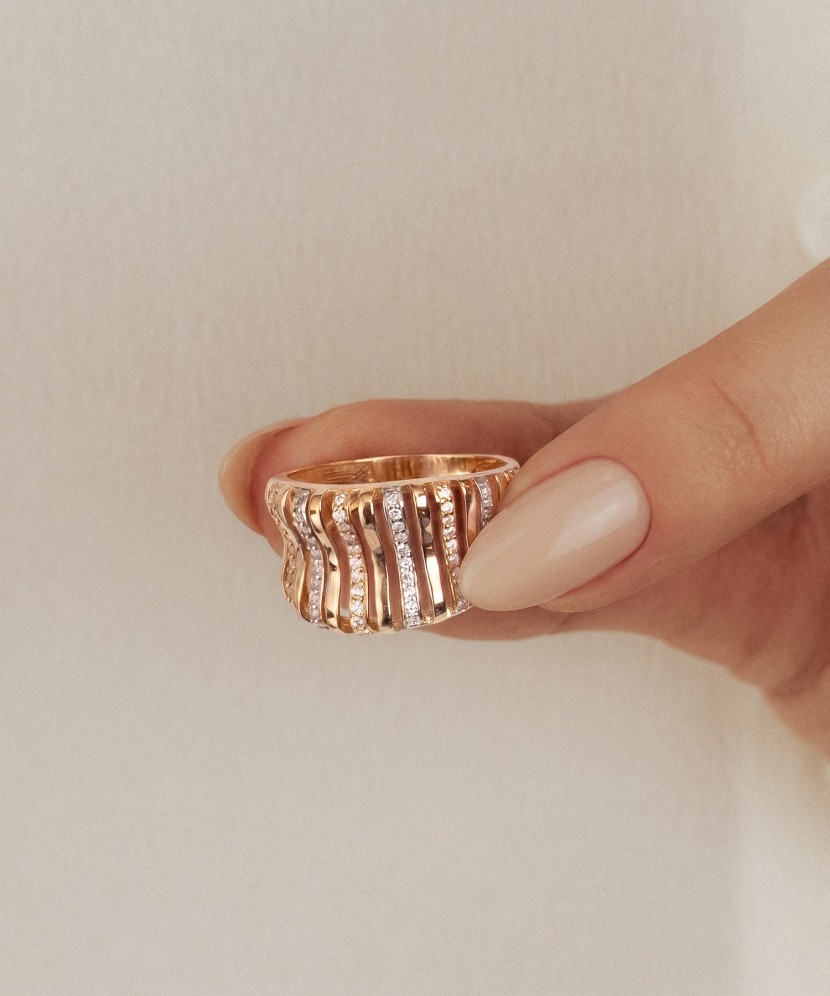 Gold ring with zircons