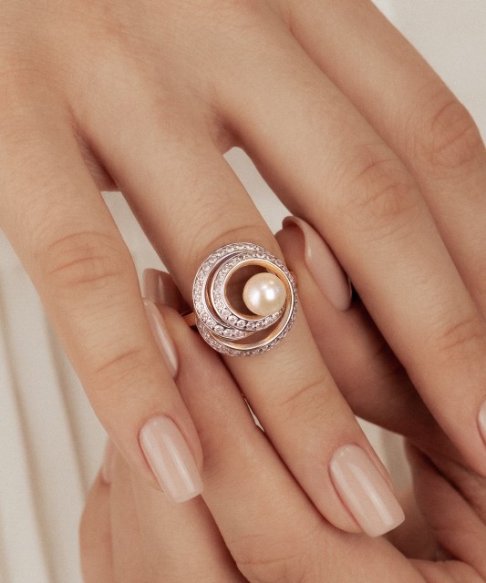 Gold ring with pearl and zircons