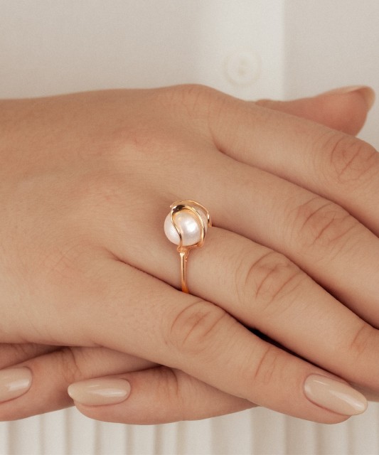 Gold ring with pearl
