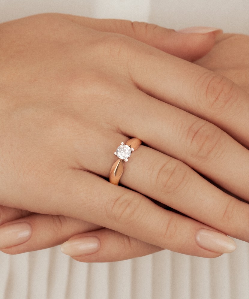 Gold ring with zirconium