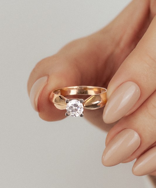Gold ring with zirconium