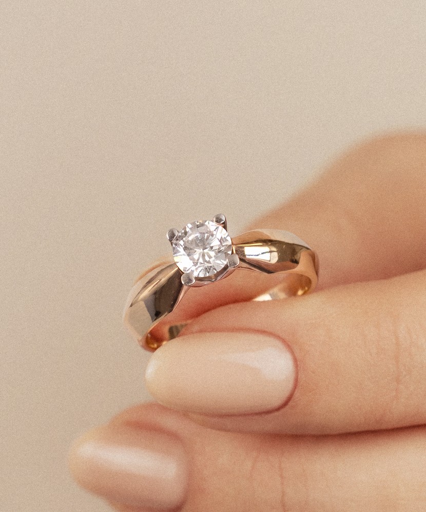 Gold ring with zirconium