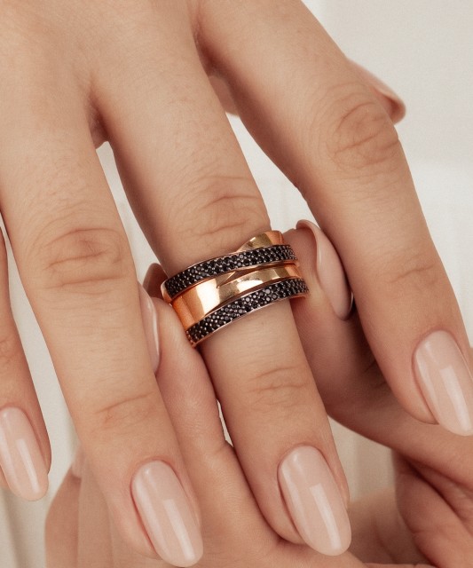 Gold ring with zircons