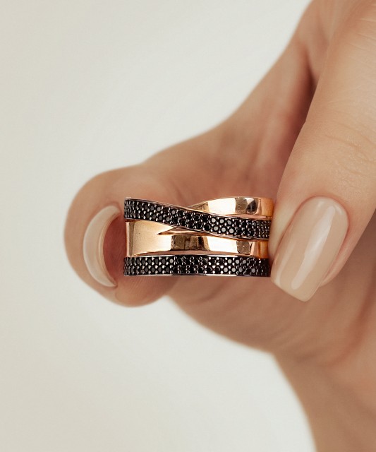 Gold ring with zircons