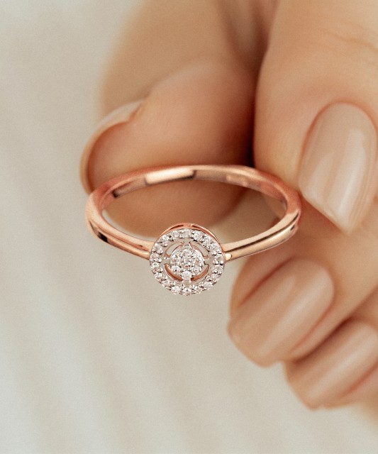 Gold ring with diamonds