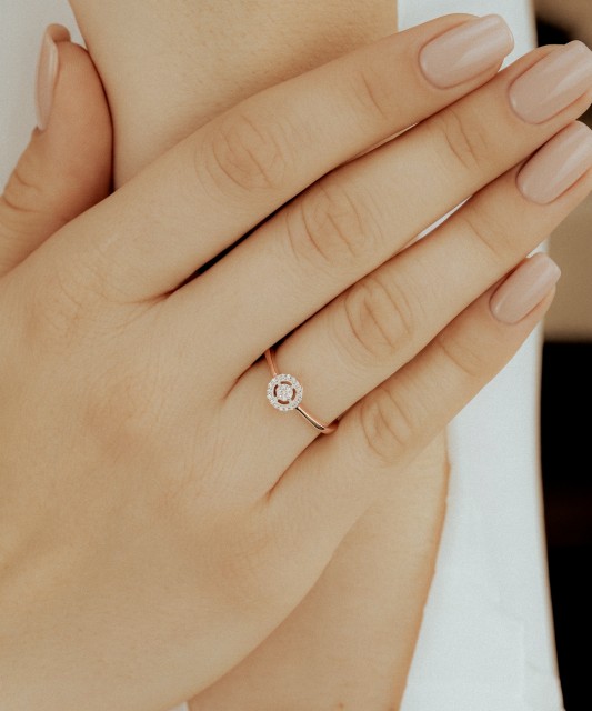 Gold ring with diamonds