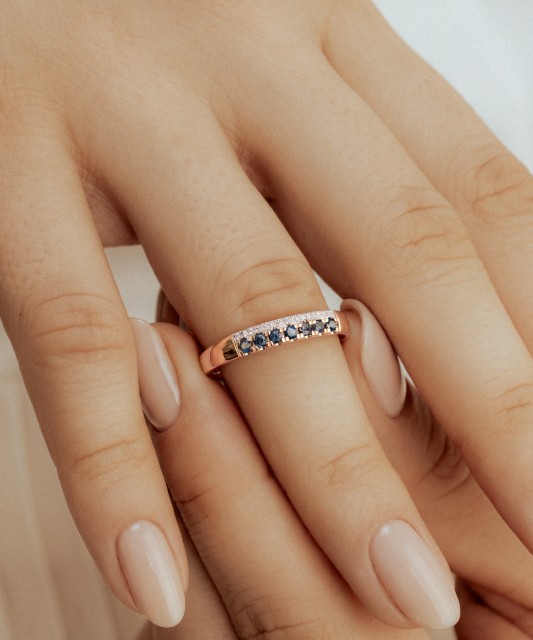 Yellow gold ring with diamonds and sapphires