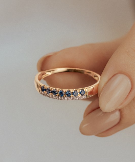 Yellow gold ring with diamonds and sapphires