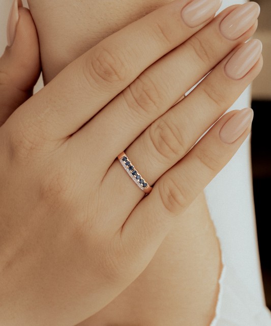 Yellow gold ring with diamonds and sapphires