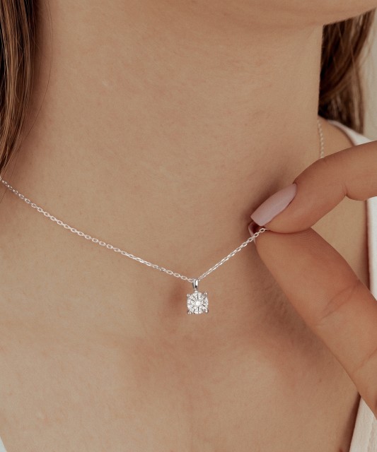 White gold pendant with diamonds