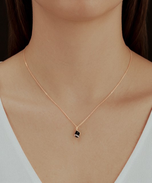 Yellow gold pendant with diamonds and onyx