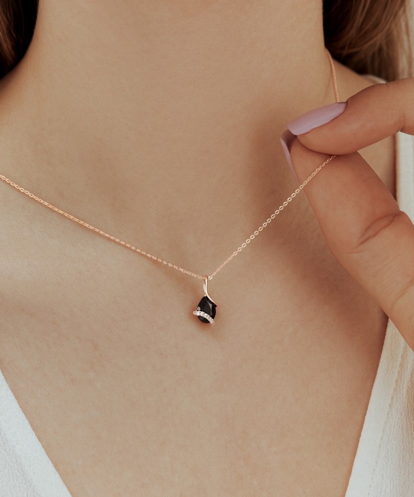 Yellow gold pendant with diamonds and onyx