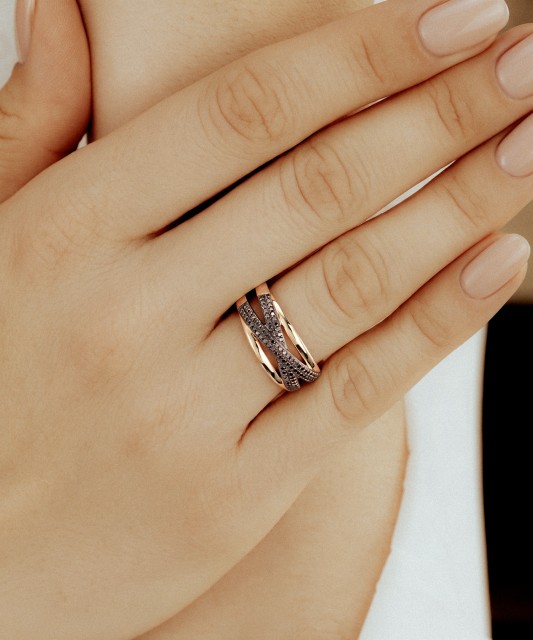 Yellow gold ring with black diamonds