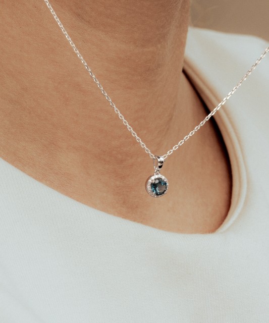 White gold pendant with London topaz and diamonds