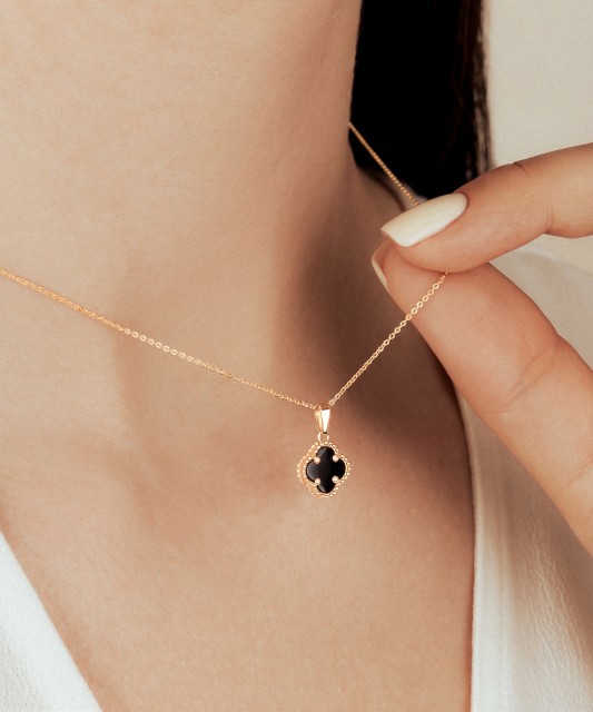 Gold pendant with onyx