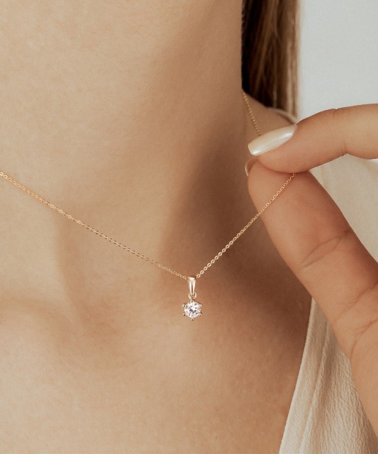 Gold pendant with zirconium