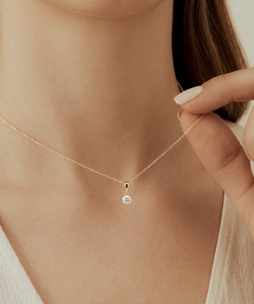 Gold pendant with zirconium
